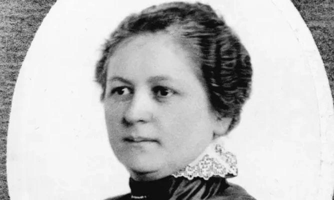 imagem antiga de Melitta Benz, cabelos presos, vestido de gola alta com babados