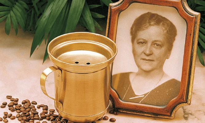 porta retrato de Melitta Benz e ao lado o primeiro protótipo de seu famoso método de preparo de café