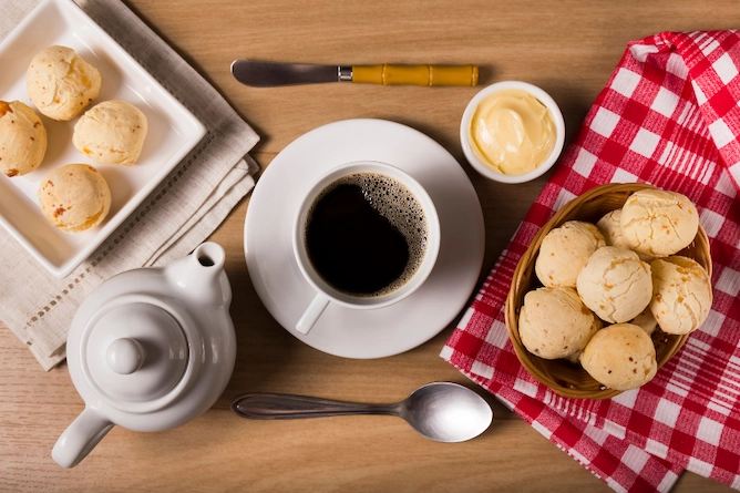 a tradicional combinação mineira, café preto com pão de queijo e uma manteiga caseira