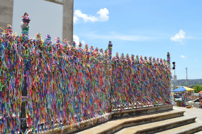 fitas coloridas de Nosso Senhor do Bonfim presas nos muros da tradicional paróquia bahiana