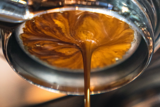 local na máquina de espresso onde sai o café, um café cremoso que forma uma espécie de cone quando é filtrado