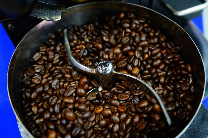 café excessivamente torrado, nota-se pelo óleo que exala na superfície que já está em torra escura