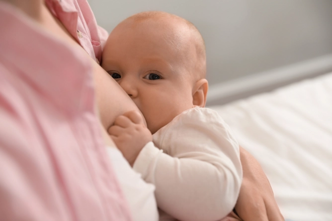 bebê mamando no seio de sua mãe