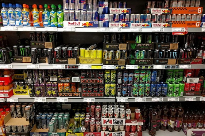 diferentes bebidas energéticas em prateleira de supermercado
