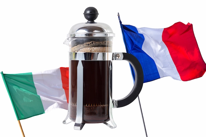 cafeteira francesa com a bandeira da Itália à esquerda e da França à direita