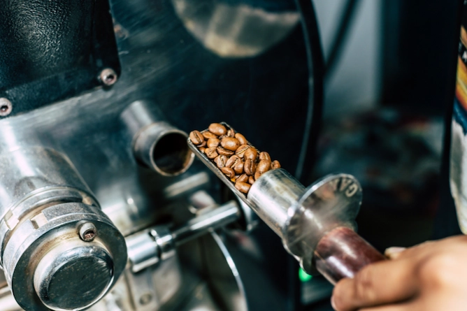 prova de torra, equipamento de metal que retira uma porção de grãos de café de dentro da máquina para ver o ponto da torra