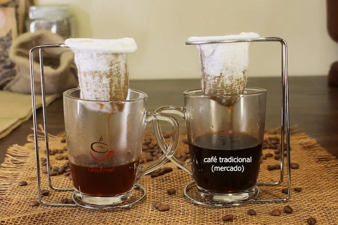 duas xícaras com cafés servidos, em uma, o café tradicional que é mais escuro devido a sua torra forte e em outra o café especial, mais claro e suave