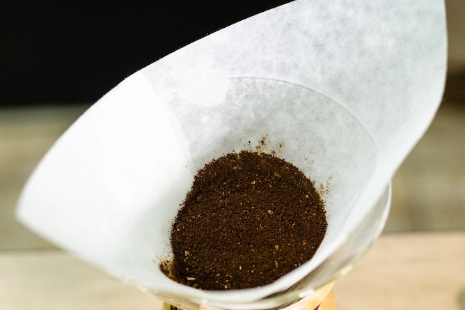filtro da chemex fotografado de perto com café moído ainda seco