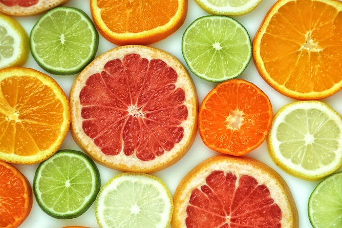 rodelas de laranja, toranja e diferentes limões