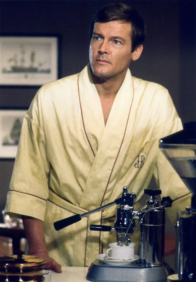 o personagem James Bond e uma bancada de sua casa com uma máquina de espresso La Pavoni Europiccola